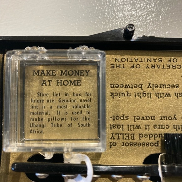 Jeweled Belly Button Brush with Lint Box - Picture 3 of 5